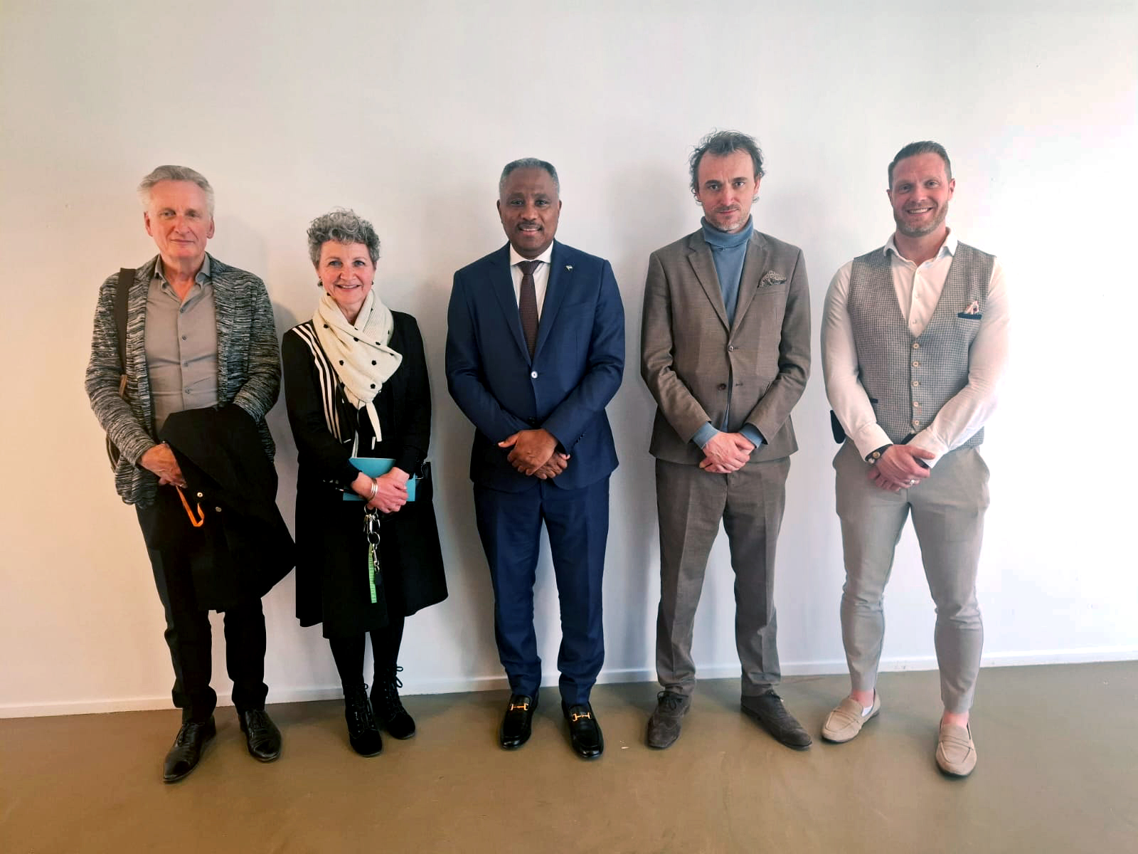 Minister Dowers ta pone enfoke riba futuro di detencion hubenil cu bishita na Teylingereind