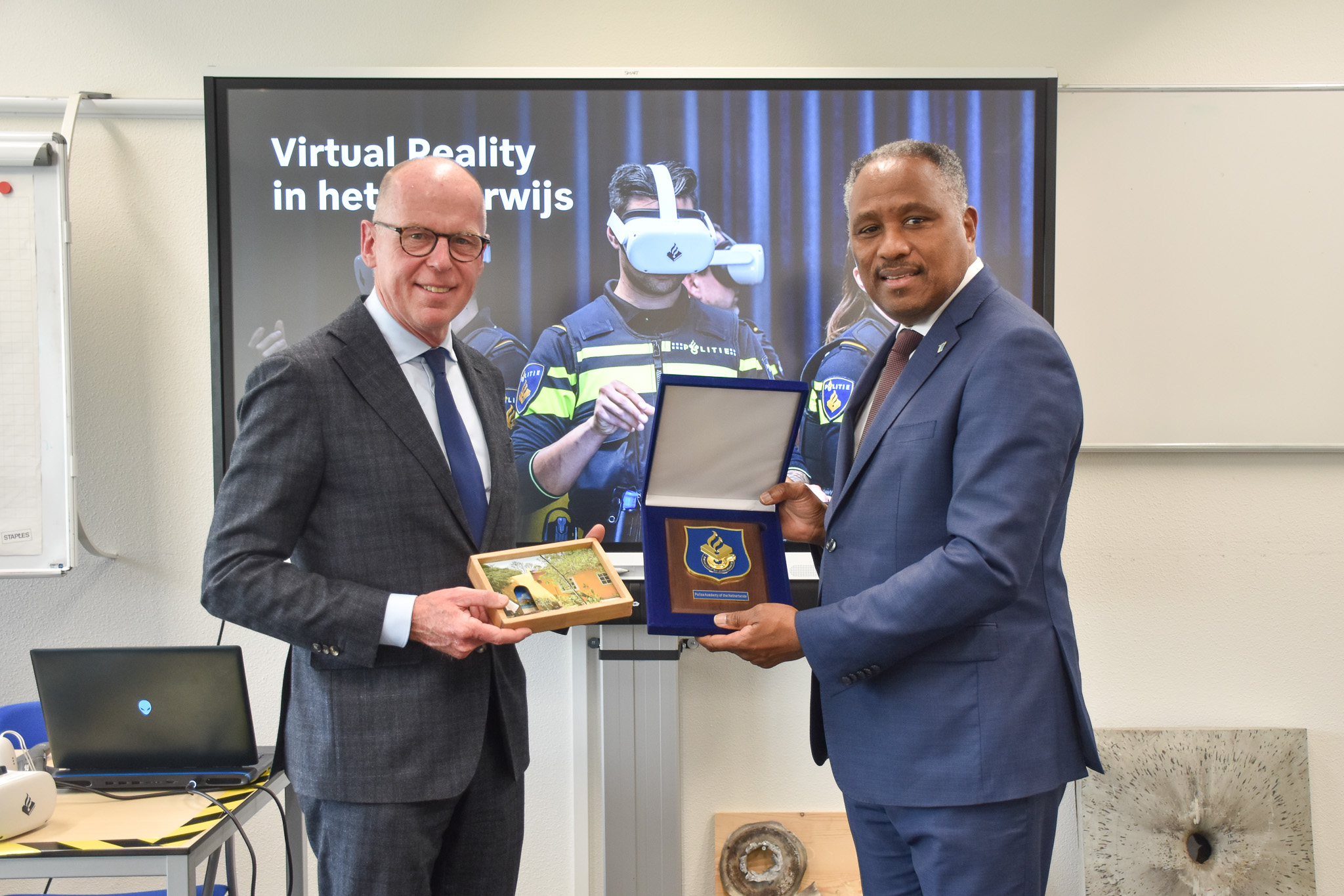 Minister di Husticia mr. drs. Arthur Dowers a haci un bishita na Politieacademie Ossendrecht,