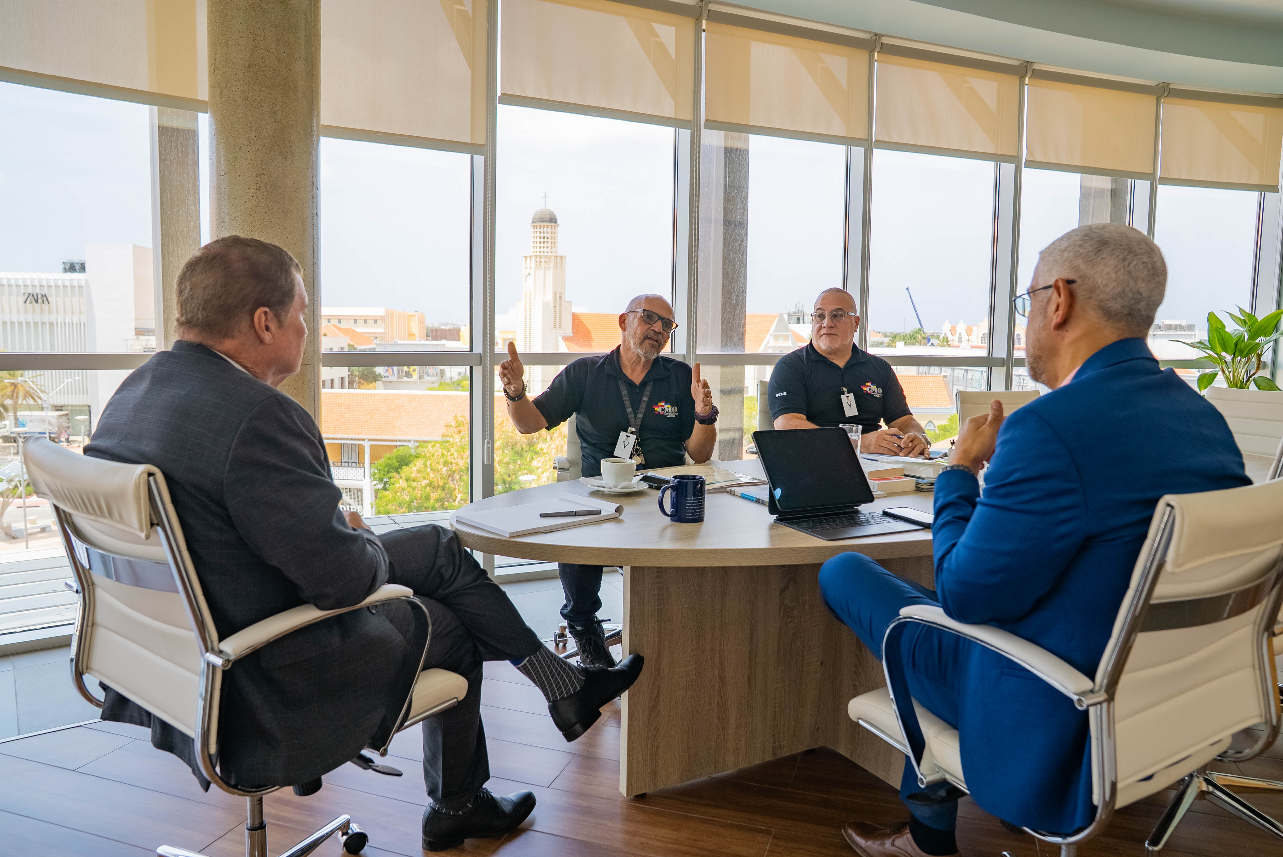 Reunion entre Gobierno y Crisis Management Office enfoca riba colaboracion y preparacion strategico