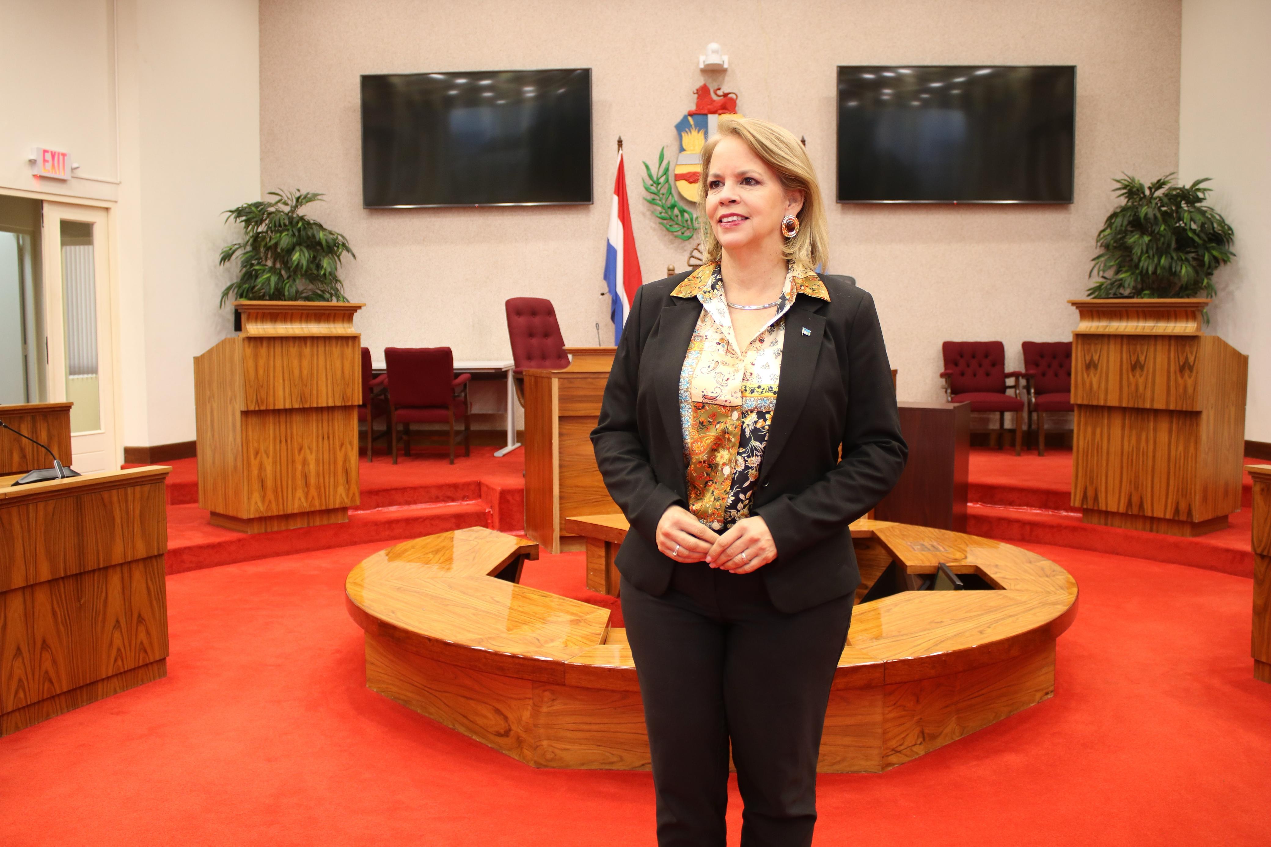 Parlamentario Evelyn Wever-Croes Evelyn Wever-Croes : DESPUES DI 1 AÑA CU A PIDI REUNION, PARLAMENTO A REUNI