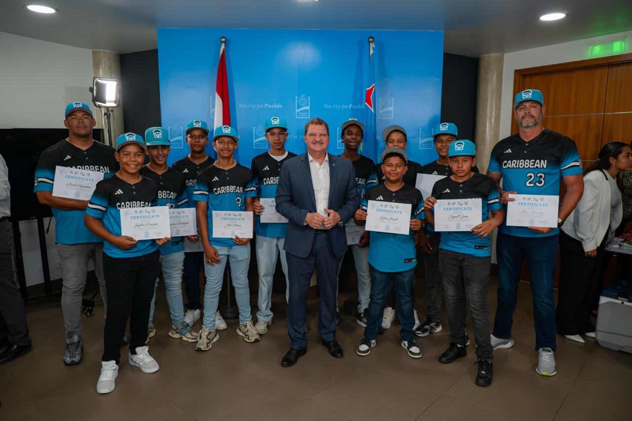 Lidernan hoben a ricibi certificado di gradicimento pa nan contribucion durante Bishita Real