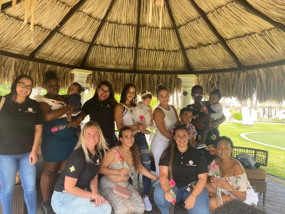 Wit Gele Kruis Aruba afdeling tienermoeder a celebra dia di mama na Holiday Inn Aruba.