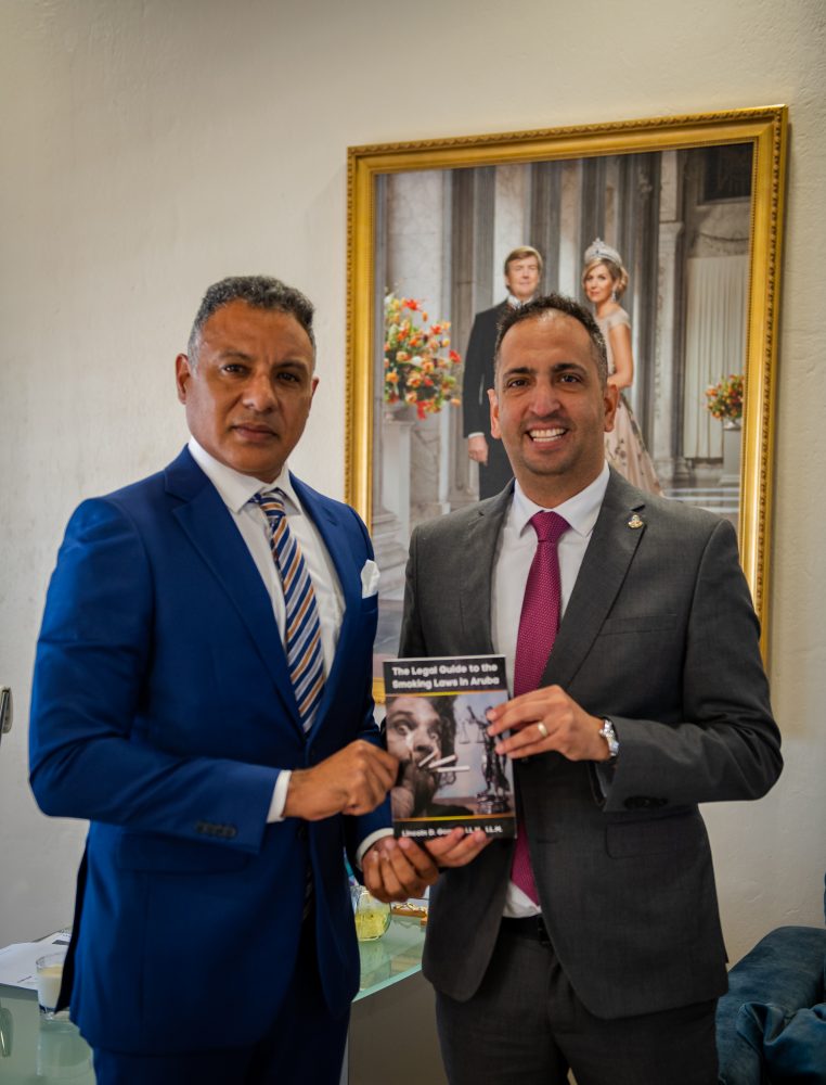 Minister Dangui Oduber a ricibi e prome muestra di buki di NO Smoking di abogado Dello Gomez