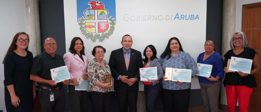 MINISTER ENDY CROES TA GRADICI LUIS ‘WICHO’ RODULFO PA 36 AÑA DEN ENSEÑANSA DI ARUBA