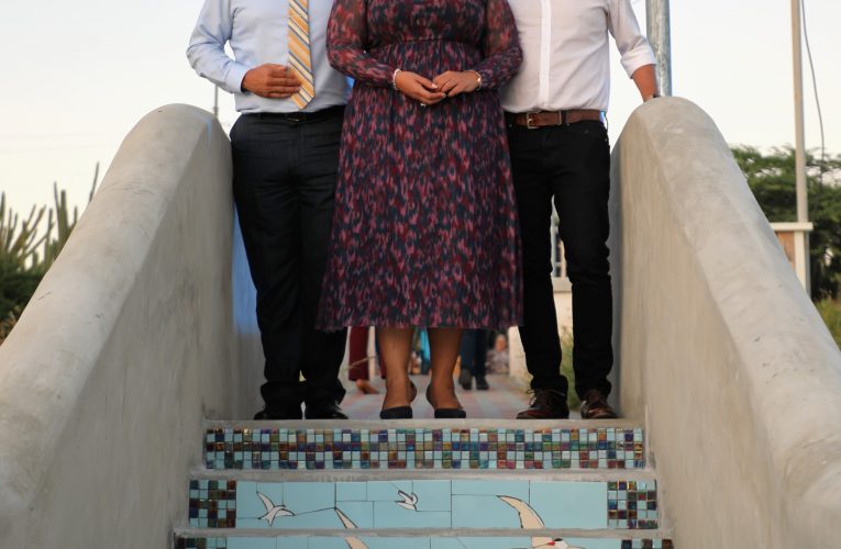 Minister Dangui Oduber:TRABOUNAN DI ARTE CU MOSAIC NA TRAPI DI RODGERS BEACH A KEDA DESVELA