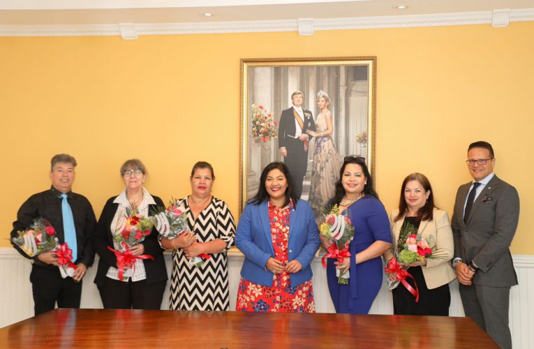 Minister Maduro ta felicita un grupo di cinco empleado publico cu a cumpli tres decada trahando na bienestar di Pais Aruba