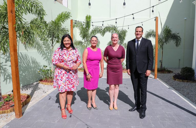 MINISTER MADURO TA FELICITA KOAL RESTAURANT CU TA HABRI DEN E MONUMENTO EX-BOTICA ARUBA SITUA NA STEENWEG 19