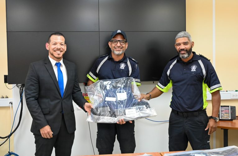 Minister Rocco Tjon: A HACI ENTREGA DI E PROME CARGA DI BULLETPROOF VEST NA CUERPO POLICIAL DI ARUBA