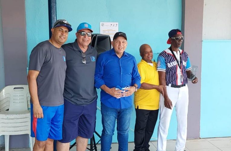 Minister Endy Croes: TA FELICITA SR. FERDINAND FLANDERS Y SR. GORDON TOUSSAINT CU A RICIBI RECONOCEMENTO BALUARTE DI E DEPORTE