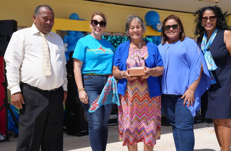 PROME MINISTER TA ENTREGA PREMIO MENEER OVITO NA SEÑORA MARGARITA JUANITA CHRISTIAANS