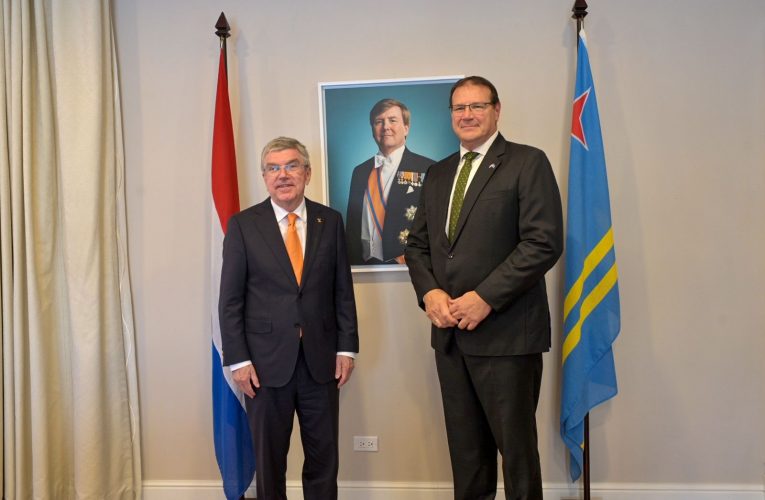 Presidente di IOC, Thomas Bach a yega Aruba den un bishita oficial na nos isla, hunto cu Presidente di Panam Sports, Neven Ilic y un Comite di e Ehecutivonan.
