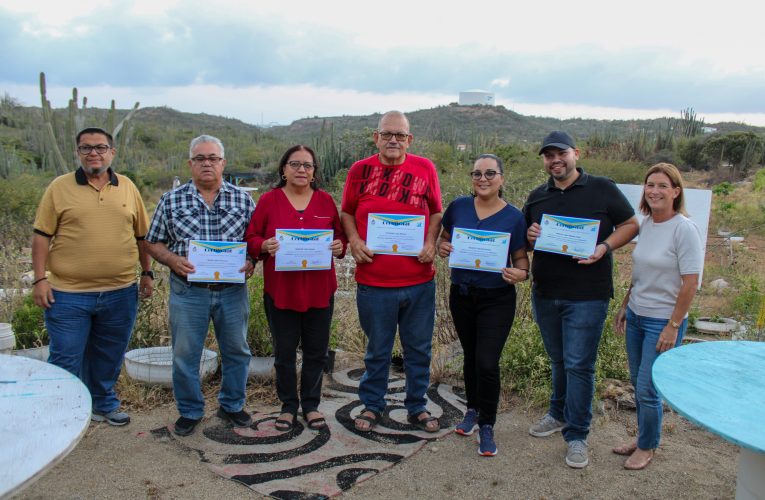 Minister Glenbert ta orguyoso: EPE a conoce su prome cursistanan den Horticultura