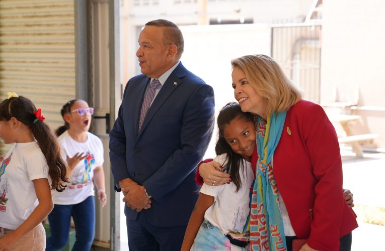 Prome Minister Evelyn Wever-Croes TA BISHITA ST. ALOYSIUS SCHOOL