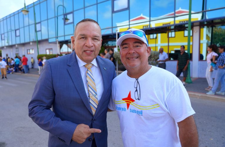 MINISTER ENDY CROES A PRESENCIA MARCHA CULTURAL DEN E CAYANAN DI SAN NICOLAS.