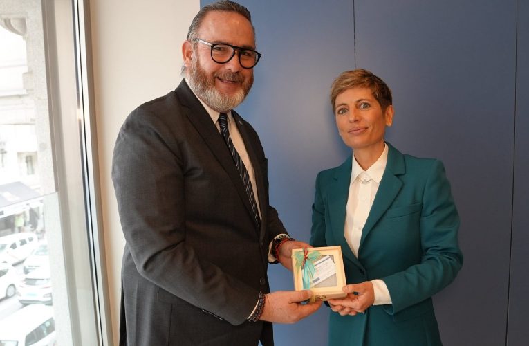 Minister Glenbert Croes A BISHITA E CADENA HOTELERO IBEROSTAR, PA EXPERENCIA E TRANSFORMACION DI E CADENA HOTELERO AKI, PA ENERGIA LIMPI