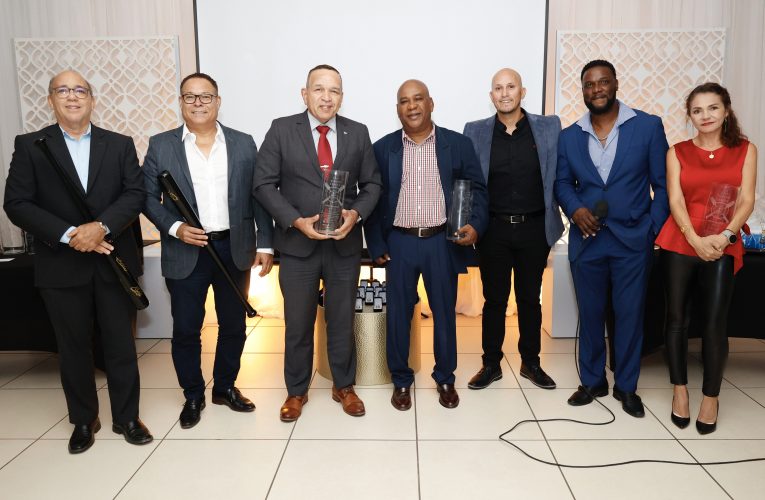 MINISTER ENDY CROES A ATENDE AWARDS NIGHT DI PROLINE BASEBALL ARUBA