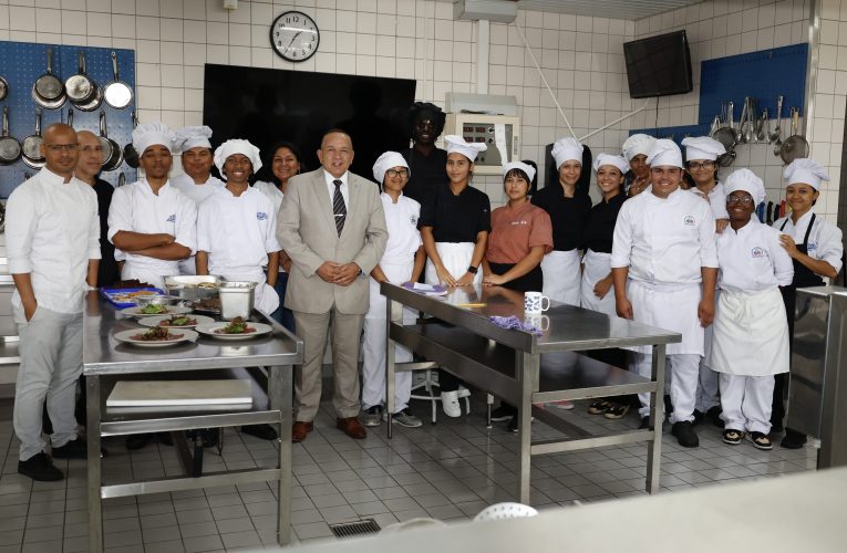 MINISTER ENDY CROES TA FELICITA ALUMNONAN DI EPB ORANJESTAD CU NAN EXECELENTE ALMUERSO Y SERVICIO