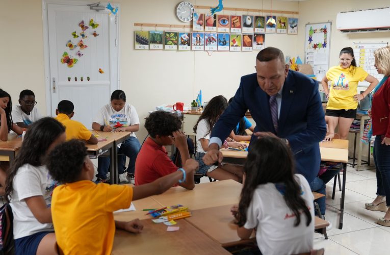 MINISTER ENDY CROES A BISHITA E EXPOSICION DI ST. ALOYSIUS SCHOOL.