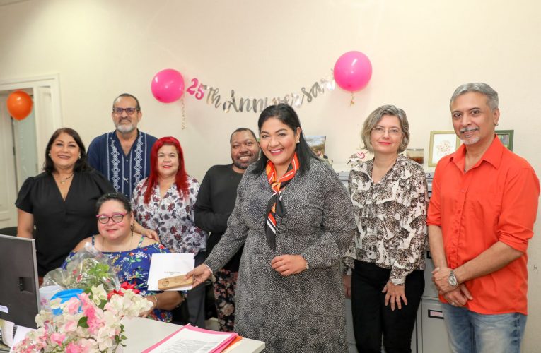 SRA. AUGUSTINA QUANDES DI MANA TA CUMPLI 25 AÑA DEN SERVICIO DI GOBIERNO