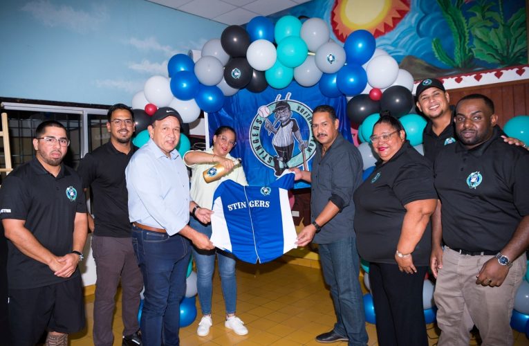 MINISTER ENDY CROES TA FELICITA SV STINGERS SOFTBALL TEAM CU BAUTISMO DI NAN UNIFORM NOBO