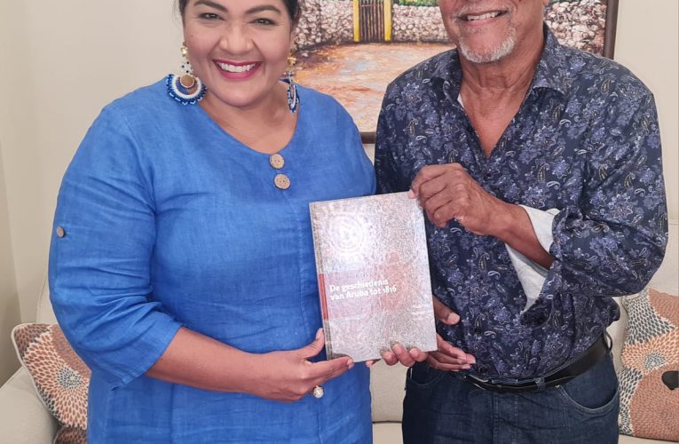 Minister Maduro ta gradici sr. Adi Martis pa su aporte valioso pa documenta e historia di nos Pais den su buki  ‘Historia di Aruba te cu 1816, di Isla ruman pa imperium in imperio’