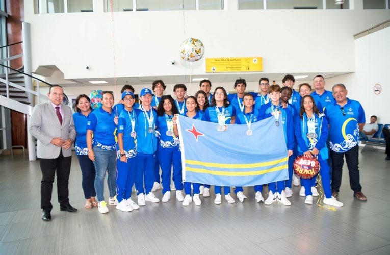 MINISTER ENDY CROES TA FELICITA E ATLETANAN DI NATACION CU A CONKISTA 16 MEDAYA DEN CARIFTA AQUATIC CHAMPIONSHIP 2023
