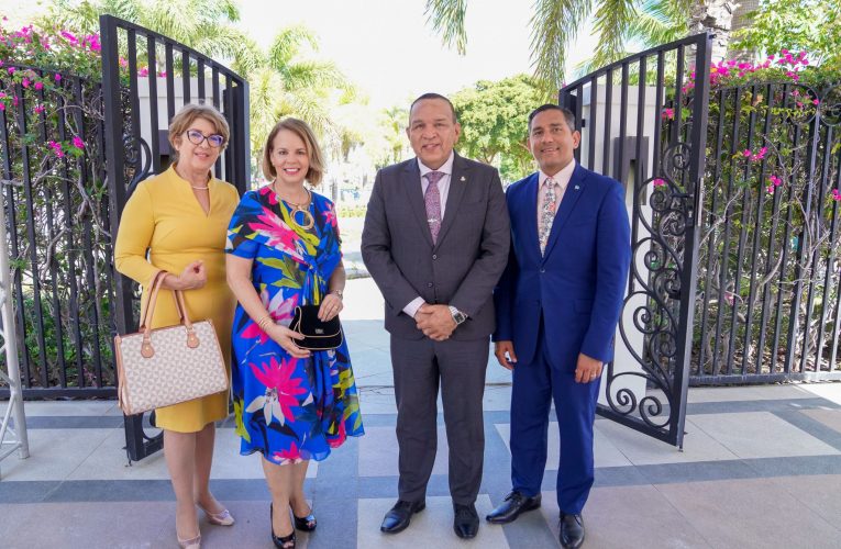 MINISTER ENDY CROES TA FELICITA E DIES (10) CIUDADANONAN CU A RICIBI UN CONDECORACION REAL PA NAN TRABOU BOLUNTARIO