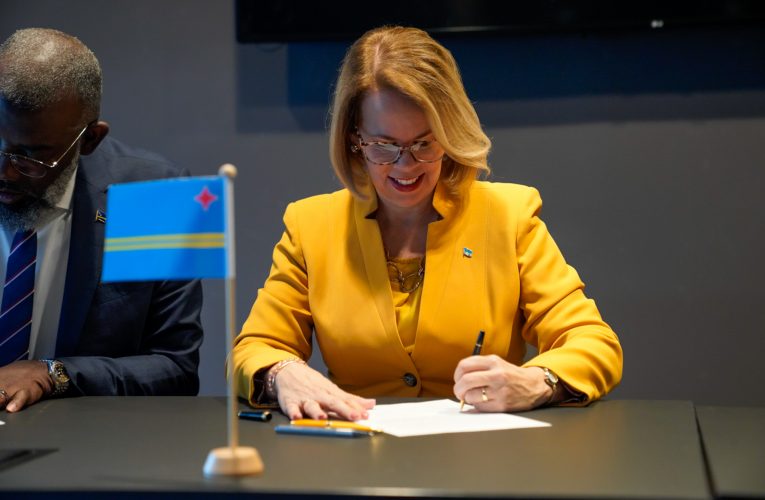 Minister Glenbert Croes;  den nomber di e comunidad di Aruba:”TA GRADICI PROME MINISTER, MINISTER DI FINANSAS Y DELEGACION PA  DEFENDE Y HONRA E DIGINIDAD Y LIBERTAD DI NOS PUEBLO”