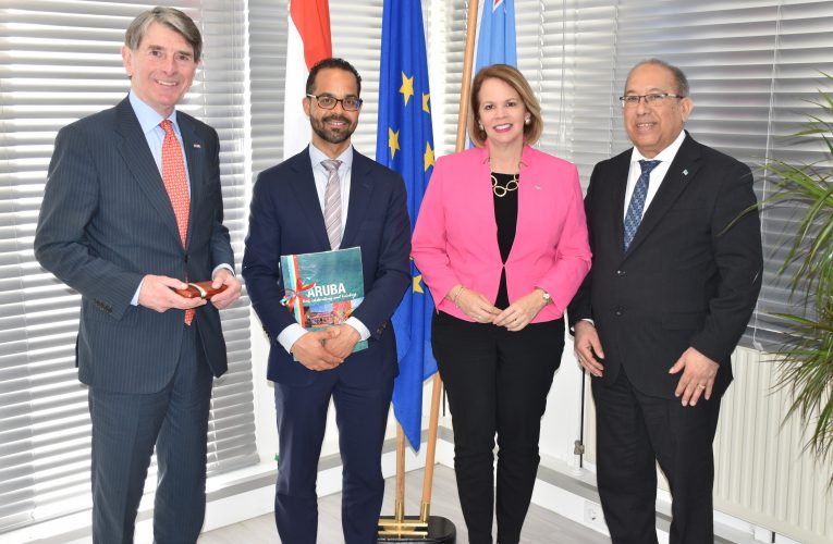 PROME MINISTER Y MINISTER PLENIPOTENCIARIO A REUNI CU E ORGANISACION GENOOTSCHAP NEDERLAND-ARUBA