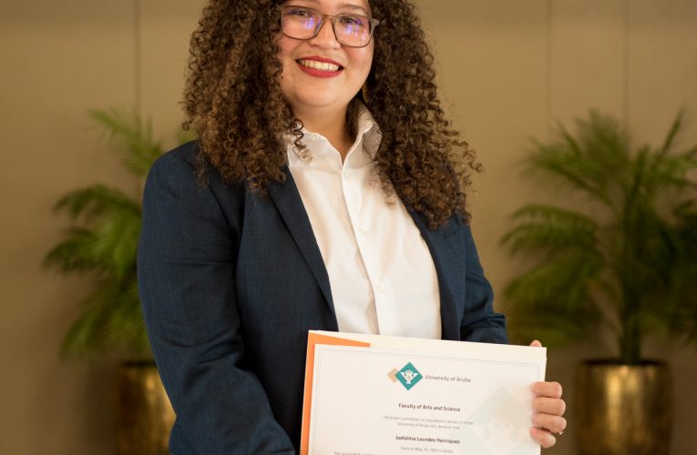 Juelaima Henriquez a gradua como Bachelor den Organization, Governance and Management (OGM)