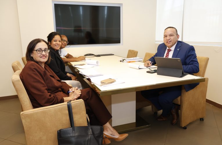 MINISTER ENDY CROES A REUNI CU DIRECTIVA DI SVOA, BESTUUR DI COLEGIO ARUBANO