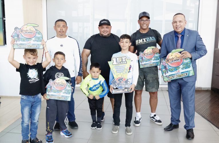 MINISTER ENDY CROES TA FELICITA E COREDONAN DI BMX CU A CONKISTA DIFERENTE PREMIO DEN E COMPETENCIA DI DIXIELAND BMX NA MERCA