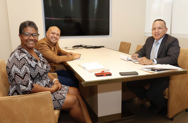 MINISTER ENDY CROES A REUNI CU DIRECTORA GENERAL DI IPA, SRA. MARILYN RICHARDSON Y DIRECTOR DI ESTUDIONAN INICIAL, SR. BERTHSON BOEKHOUDT