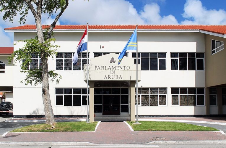 Partido MEP: PORFIN DEBATE DEN PARLAMENTO ENTRE EVELYN WEVER-CROES Y MIKE EMAN