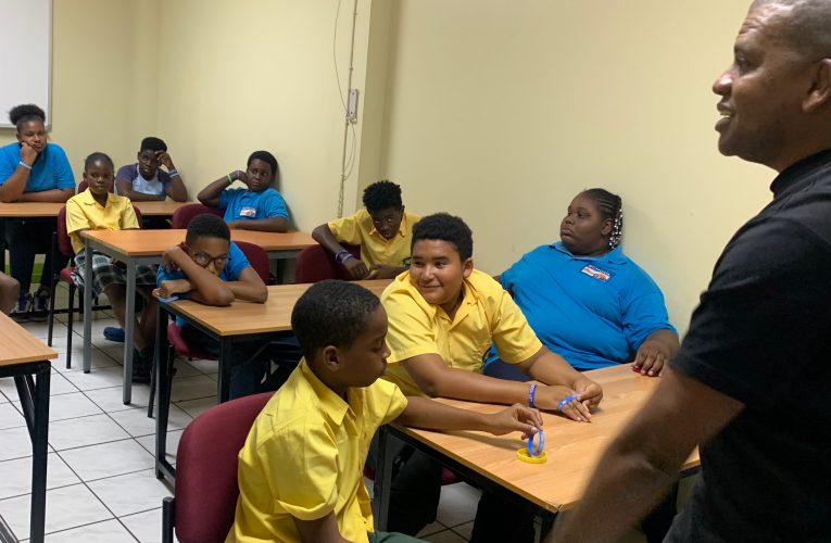 Di Oranjestad pa Oranjestad: Telefon pa Hubentud a ehecuta diferente workshop na Sint Eustatius