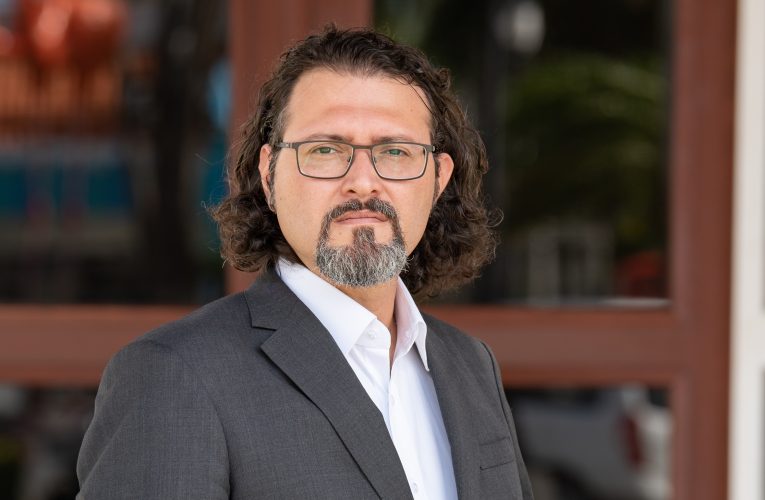 mr. dr. Ryçond Santos do Nascimento: Un dia minister Geoffrey kier silencia y otro dia elogia prensa