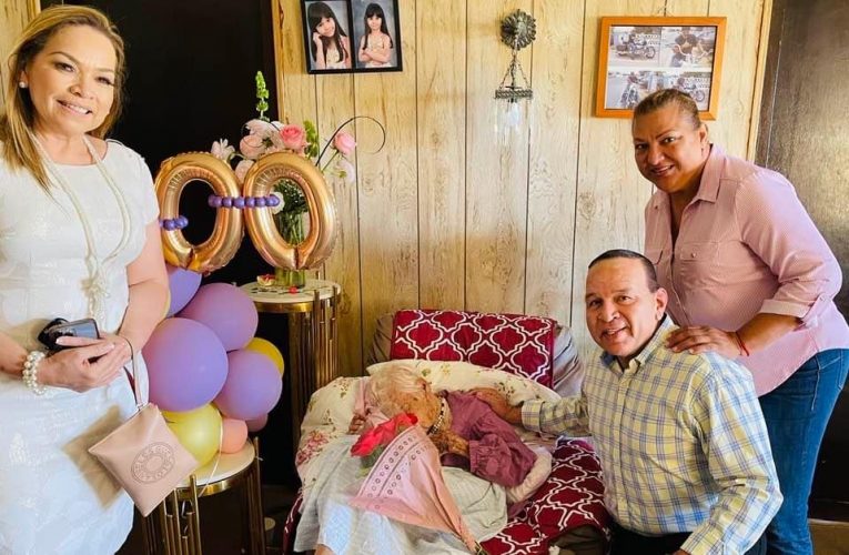 MINISTER ENDY CROES TA FELICITA SRA. FRANCISCA MADURO-PAESCH CU A CUMPLI E BUNITA EDAD DI 100 AÑA
