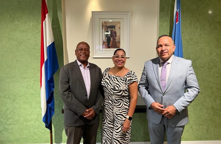 MINISTER ENDY CROES A RICIBI DIPUTADO DI BONEIRO SR. JAMES KROON Y DELEGACION DI BONEIRO Y CURAÇAO CU TA NA ARUBA PA WEGANAN INTERINSULAR 2023
