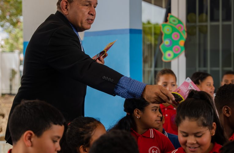 MINISTER ENDY CROES Y MINISTER DANGUI ODUBER A BISHITA COLEGIO BON BINI, EN CONEXION CU E PROYECTO DI SCOL SALUDABEL