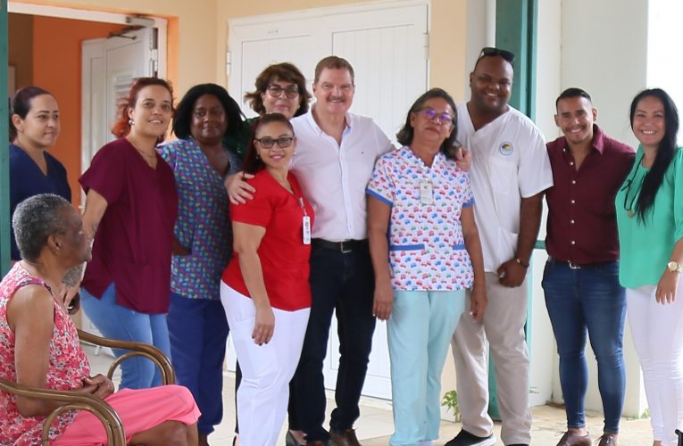 Lider di fraccion di AVP Mike Eman : GRANDINAN BOU CUIDO DI SABA Y 300 TRAHADO DEN CONFRONTACION CU UN MINISTER SIN VISION Y SIN BOLUNTAD 