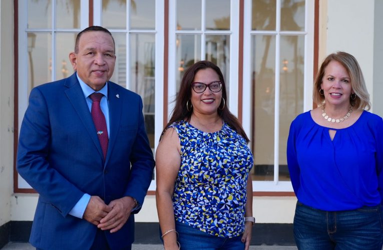 Minister Endy Croes: DIA 25 DI APRIL A ILUMINA EDIFICIO DI BETUURSKANTOOR CU LUZ COLOR BLAUW PA DIA DI CONSCIENTISACION DI ALIENACION PARENTAL