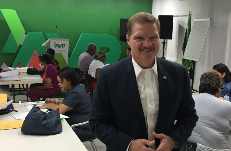 Lider di fraccion di AVP, mr. Mike Eman: PROMER MESTER PUNTRA “DICON” PA DESPUES BUSCA E “CON”