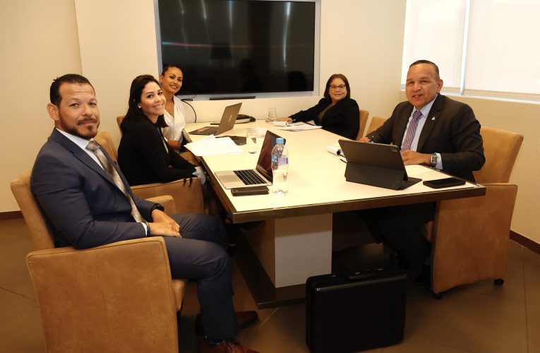 MINISTER ENDY CROES Y MINISTER ROCCO TJON LO INSTALA CAMARA NA CUATER SCOL SECUNDARIO