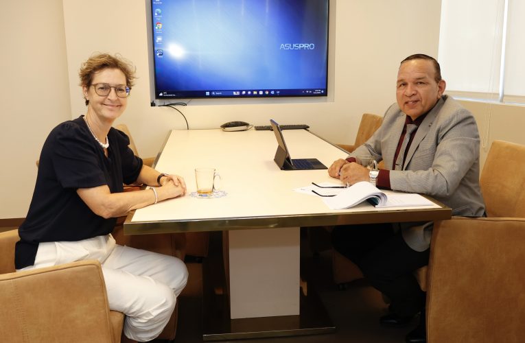 MINISTER ENDY CROES A REUNI CU SRA. INGE LA HAYE RIBA EXPANSION DI DE SCHAKEL