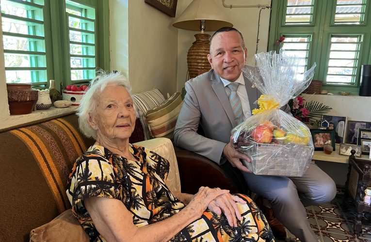 MINISTER ENDY CROES TA FELICITA SRA. CATRIEN HERNANDEZ CU A CUMPLI E BUNITA EDAD DI 100 AÑA