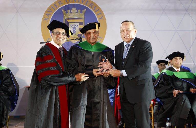 MINISTER ENDY CROES TA FELICITA E 51 DOCTORNAN CU A GRADUA DI XAVIER UNIVERSITY SCHOOL OF MEDICINE