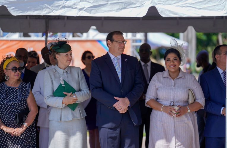 MINISTER MADURO TA GRADICI TUR GRUPO HUBENIL UNIFORMA CU A FORMA PARTI DI E DESFILE NA HONOR DI CELEBRACION DI DIA DI REY