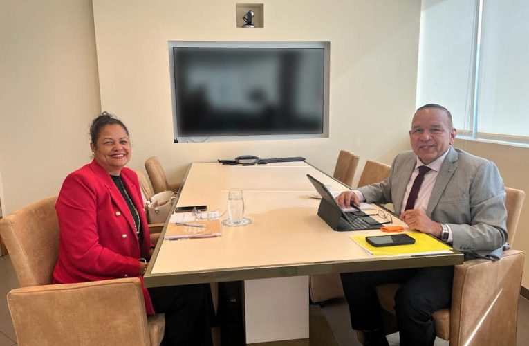 MINISTER ENDY CROES TA REUNI CU DIRECTORA DI COLEGIO EPI, SRA. ANKIE DANKER