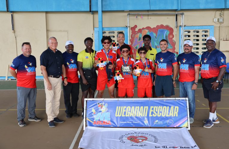 MINISTER ENDY CROES TA FELICITA E SCOLNAN CU A DESTACA DEN BASKETBALL B MUCHA HOMBER