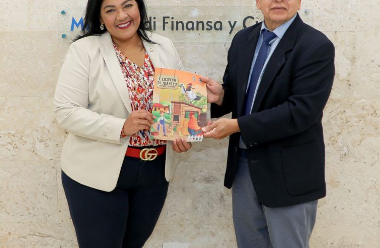 Minister Maduro a ricibi e ultimo obranan literario di sr. Quito Nicolaas